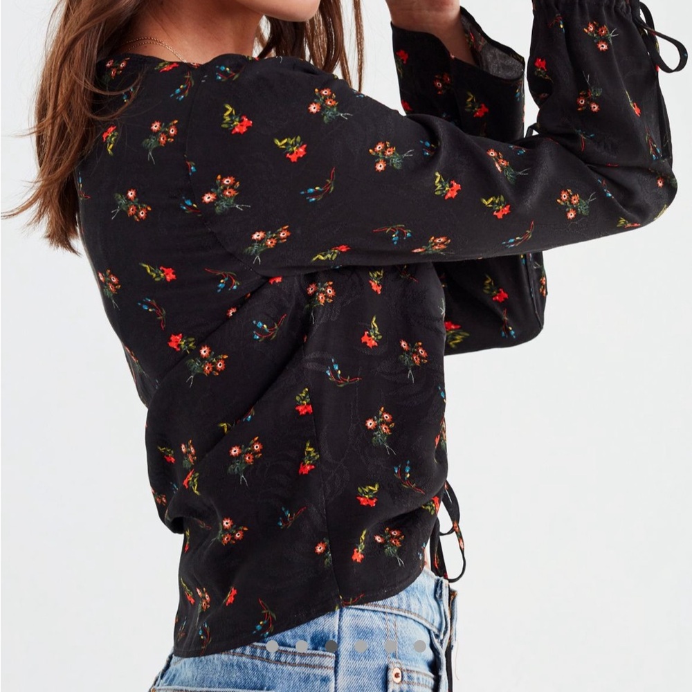 🌹 Urban Outfitters Deep V Cinched Ruffle Top - Picture 2 of 6